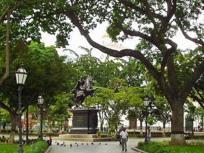 Plaza Bolívar enamorados en Caracas