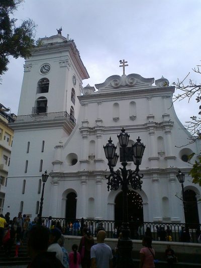 768px-catedral_de_caracas_fachada_principal_01
