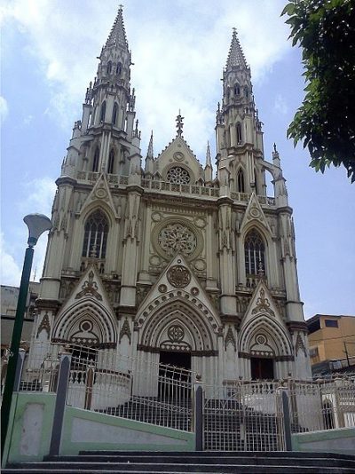 iglesia_de_nuestra_sra-_de_lourdes_en_la_plaza_italia_av_san_martin_caracas_-_panoramio
