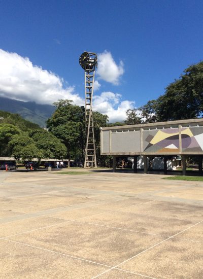 torre_del_reloj_de_tres_apoyos_en_la_plaza_del_rectorado_ciudad_universitaria_de_caracas
